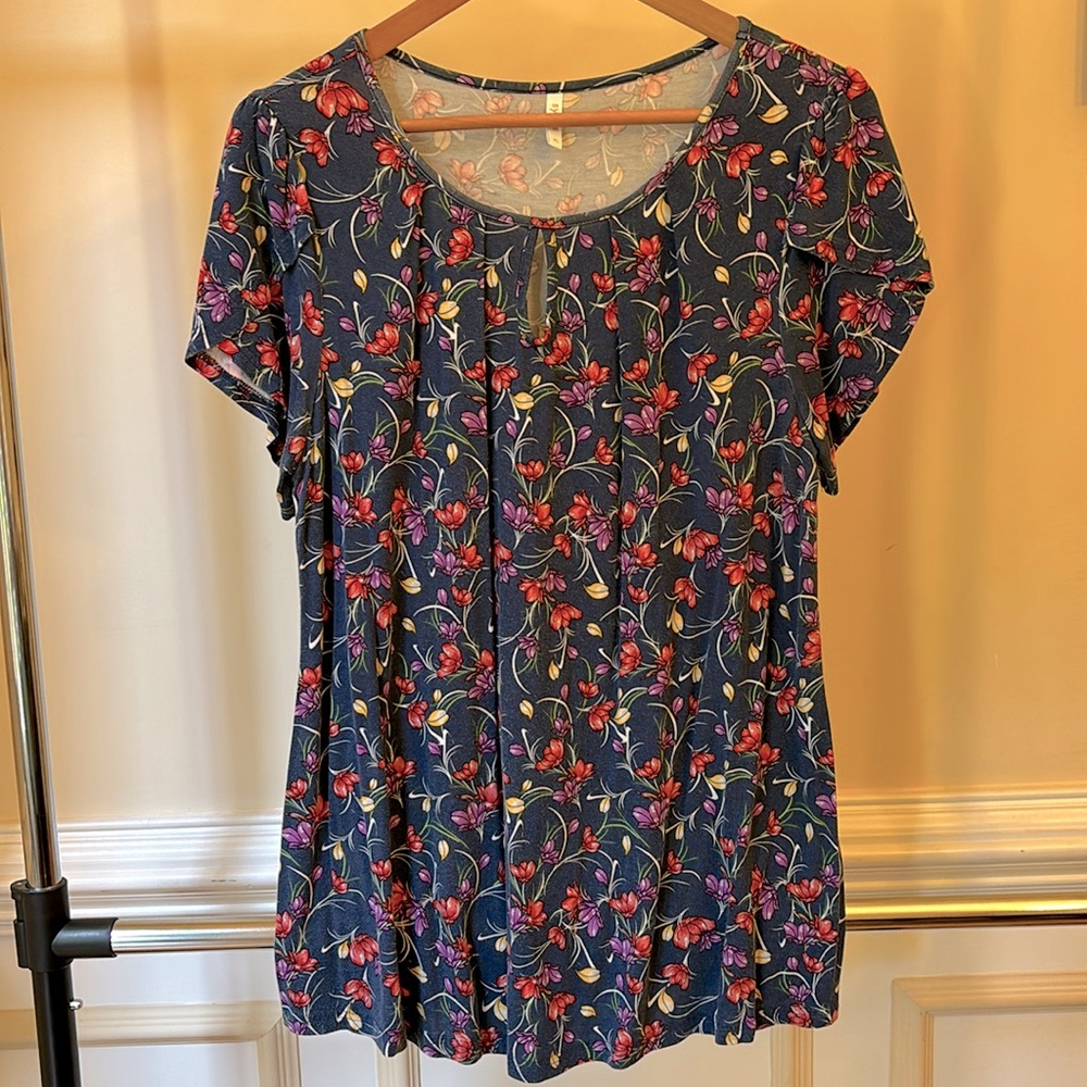 Syoss, women’s XL, floral pattern, keyhole neckline with petal sleeves, shirt.